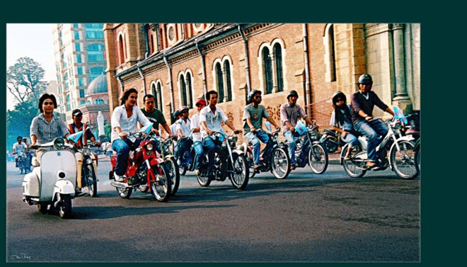 [-]Nhịp[-]sống[-]xung[-]quanh[-]Nhà[-]thờ[-]Đức[-]Bà[-]qua[-]ống[-]kính[-]nhiếp[-]ảnh[-]gia[-]Tam[-]Thái